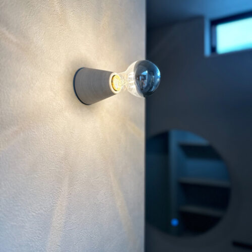 お洒落なミラーLED電球！  ガラスグローブの半分をミラー加工したLED電球。 光源が目に入りにくく、反射した光が空間を優しく照らします。