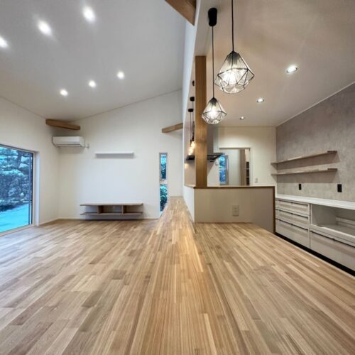 大工さんお手製のダイニングテーブル♪横から見ると壁までカウンターが！！！  この長～～～いカウンター！一体何人座れるのでしょう( *´艸｀)？  ワークスペースとして使用したり、好みの雑貨を飾っても素敵ですね♡