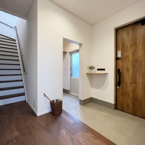 玄関は来客用と家族用を分け、常に綺麗な状態をキープ！  高級感のあるウォールナットの無垢床がお出迎え(^_-)-☆