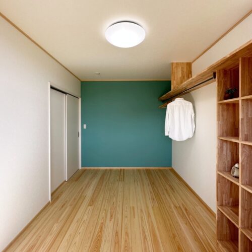 こちらは、7.5帖の洋室です。  こちらのお部屋、なんといってもこのキレイなグリーンのアクセントクロス（サンゲツ RE53268）に視線が行きますよね。  床材のひのきとの相性が本当にバッチリ！