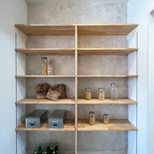 カップボード横に設けた食品庫は大工さんお手製♪  可動レール付きなので、ストックする物に合わせて高さ調節することができます。  来客者から見えにくい位置なのも嬉しい◎反対側には冷蔵庫スペースも確保してあります(^O^)／  背面のクロスはカップボードのクロスと合わせました♡     クロス：リリカラ LL-5079  フロアタイル：サンゲツ IS-1024  棚サイズ：高さ2000、幅1820