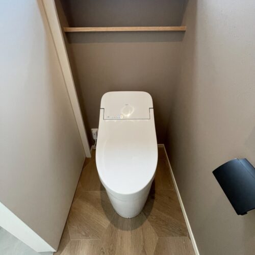 洗面所横のトイレです。お掃除がとってもしやすそうなスッキリしたトイレ。  トイレってどこから来たんや⁉まーた来たんか⁉って位すぐに埃やらなんやら…  棚にも埃が…エンドレス。うちだけですか？( ;∀;)  シンプルでお掃除しやすいトイレって最高!!