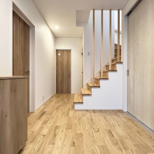 階段は、玄関ホールに造られました。  手すりにもなる格子が出迎えてくれます(*^^*)床材は、「くり」を選ばれました。  木目がとてもはっきりしているのがこの木材の特徴。色合いがとても素敵なんです～(*´ω｀)