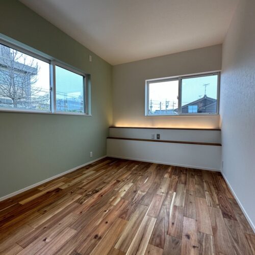 2階の主寝室。 間接照明とくすみカラーのアクセントクロスで落ち着いた雰囲気に。