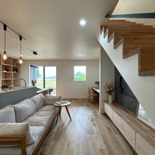 ご家族で過ごすリビングスペース。  ソファに並んでゆっくりテレビを見る…そんな光景が目に浮かびますね♡