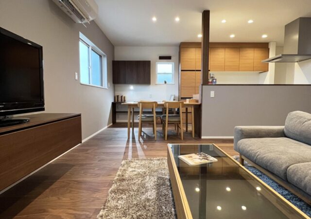 スクエアリビングで広々大人空間