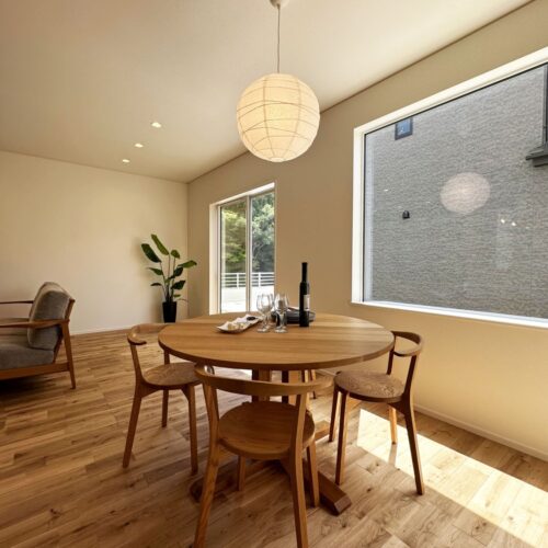 ご家族で囲むダイニングテーブルは丸い形♡  皆の顔が見えやすい円形テーブルは家族団欒にピッタリです！  どんな楽しい会話が弾むんでしょう( *´艸｀)