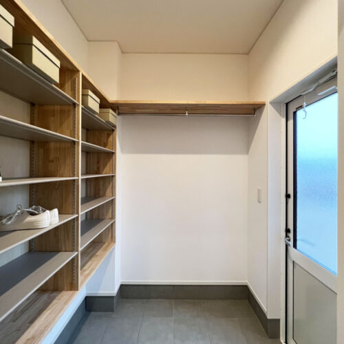 シューズクロークは約4帖ほどの広々設計に♪  ベビーカーや自転車、雪国ならではのスノーダンプを置いても余裕の広さです(*^^)v  勝手口も取り付けたので、来客用玄関を汚さずに出入りできるのも嬉しいポイント◎