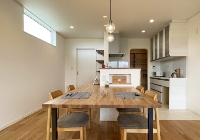 回遊できる家事動線と造作家具が魅力なナチュラルモダンハウス