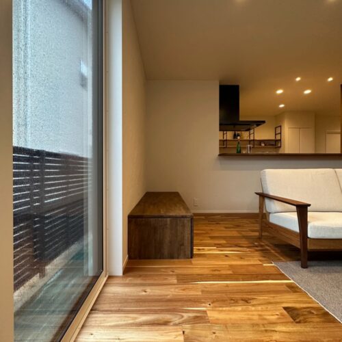 リビングの一角に設けた大工さんお手製の引き出し収納。  収納の上は大切なご家族『デグー』の場所として♡  収納の中はデグーの身の回りの物や、小物などたっぷり収納できます！