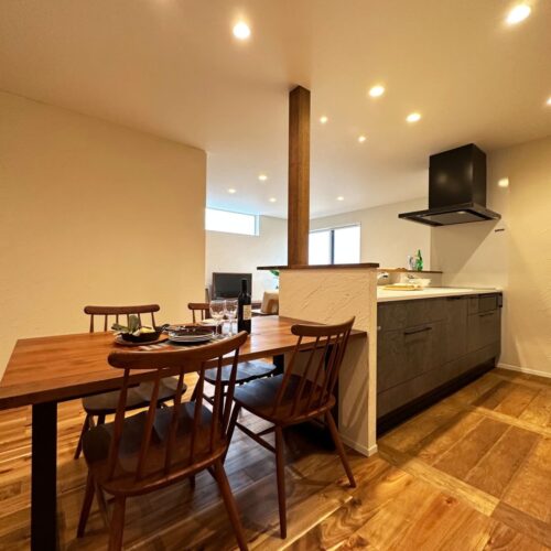 キッチンと横並びのダイニングテーブルは、なんと大工さんのお手製です！  造作家具はお家の雰囲気に合わせれるのがいいですよね♪  横並びなので、ご飯の準備もラクラク(^O^)／