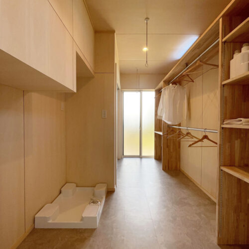 サンルーム内はシナベニヤで木の温もりを感じる空間に。石目調のフロアタイルとも相性バッチリ♪  ライフスタイルに合わせた造作棚や、階段下を利用した洗濯機置き場など、空間を無駄にしないところも嬉しいポイント！