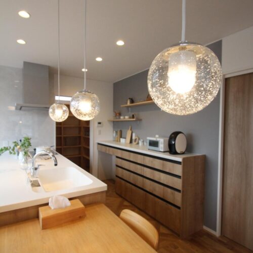 ダイニングにはガラスのペンダントライト♪  ペンダントライト：コイズミ　AP47563L