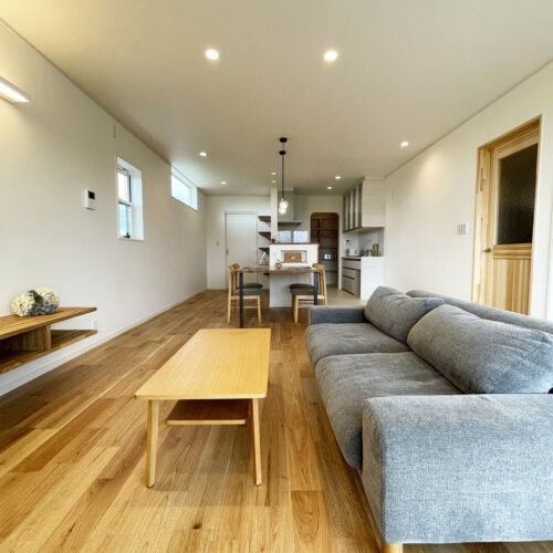 約20帖の広々リビングは居心地バツグン♡  床材にはくるみをチョイス！柔らかく温かみのある色味がご家族の雰囲気にピッタリです(*^^*)