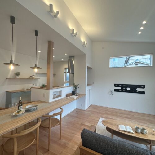 ダイニングにはキッチンカウンターと一体型のダイニングテーブルを造作しました！カウンターで食事はもちろん、読書をしたり、ちょっとした作業をしたり、お子さんが宿題をしたり…といろんな活用方法がありそうです♪