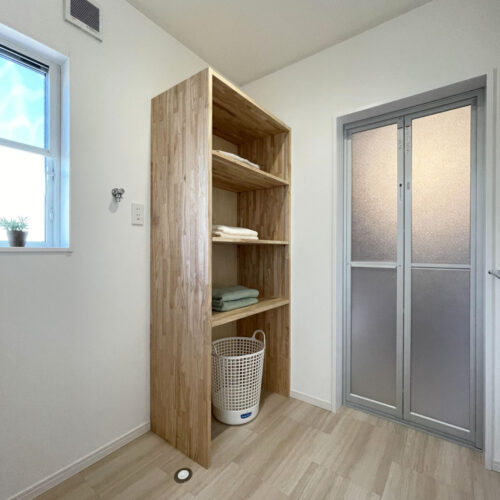 洗濯機を置くことができる脱衣室。  脱いだ服をそのまま洗濯機へ☆楽ちんだ～！