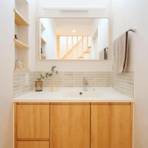 無垢の木を使用したウッドワンの洗面台にボーダータイルを組み合わせたナチュラルな造作洗面台☆  洗面横の壁にはちょっとした物を置けるように埋め込みニッチを設けました(^^)vやさしい雰囲気に仕上がっていてとっても素敵♡