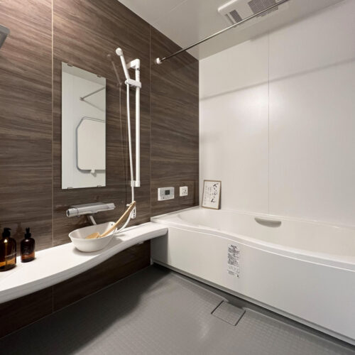 お風呂もお家の雰囲気に合わせて木目調のパネルを選ばれました♪     お風呂：リクシル アライズ1620  床：グレー  壁：HN662+LE701