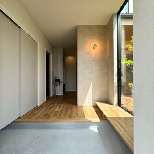 玄関土間はモルタル仕上げでスッキリとした空間。  こだわりの照明を取り付け、柔らかく空間を照らしてくれます。
