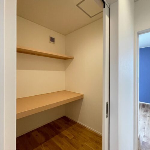 2階に造られた2帖の納戸。  季節の物やお布団も収納しておくことが出来ます。