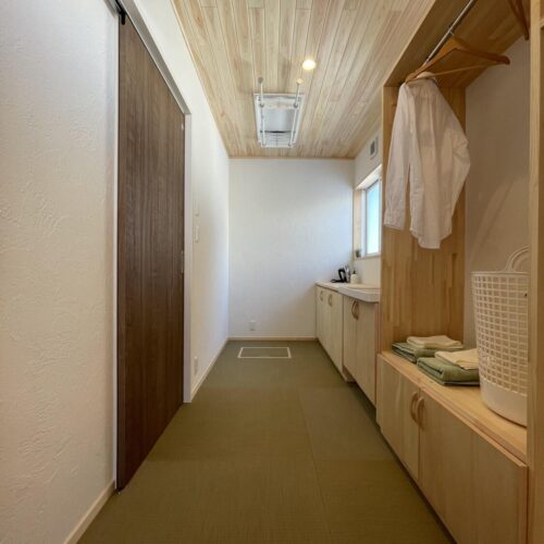 サンルームの天井には『ホシ姫サマ』を施工し、洗濯機の横には洗濯物の仮置き場としてパイプハンガーを取り付けました。  乾いた洗濯物は二階のファミリークローゼットでハンガーのまま収納することができます(*^^*)