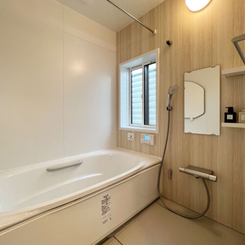 お風呂には柔らかい色味の木目調パネルを選ばれました。  一日の疲れが癒されます☆     浴室：LIXIL　アライズ1616  壁：HT242+LE701（オンダガタライトペール）  床：ベージュ