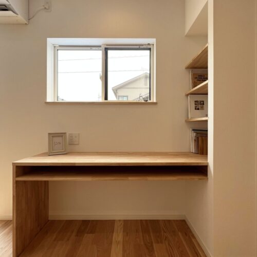 リビングの一角に設けた造作カウンター♪  お子様の宿題スペースとして使うも良し◎  パパのパソコンスペースとして使うも良し◎  ママのちょっと一息、コーヒータイムで使うも良し◎  ご家族全員で使える仕様になりました(*^▽^*)  それにしても…なんとな～くスッキリして見えるのは気のせい？