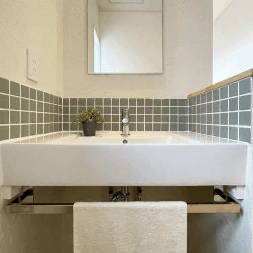 二階にも洗面台を設けました。朝の身支度も順番待ちすることなく使えます(*^^)v  名古屋モザイクのタイルを貼り、水はねなどもサッと一拭きでお掃除ラクラク♪