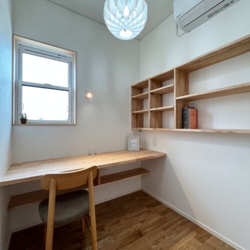 こちらは旦那様専用の書斎です。  使い勝手が良い造作カウンターと造作棚を取り付けました。  エアコンも取り付けたので、快適に過ごせますね♪まさにこもり部屋( *´艸｀)     無垢フローリング：ナラ