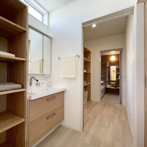 洗面室、脱衣室を分け、脱衣室に人がいても洗面所が使えるようにしました。  これってすっごく大切ですよね、うらやましい～！！