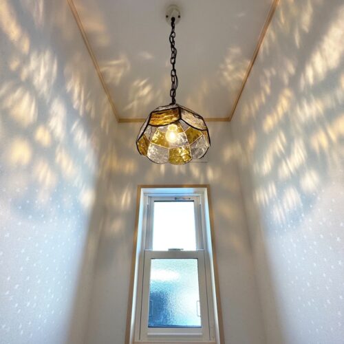 トイレの照明の陰影が壁にゆらゆらとあたっているのがなんとも美しい…！  こちらのトイレを見て、夜にお邪魔したかった！とこっそり思ってしまいました( *´艸｀)  照明：お施主様支給品