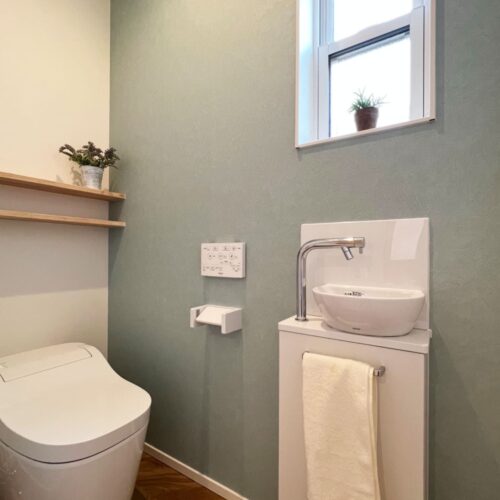 ヘリンボーン柄のフロアタイルと、アクセントクロスがベストマッチ♡カワイイ～♡♡♡  背面にはちょっとした棚を取り付けました。好みの雑貨などを飾ってオシャレなトイレ空間へ☆彡     フロアタイル：東リNW　FS3045（ヘリンボーン柄）  アクセントクロス：FE74025