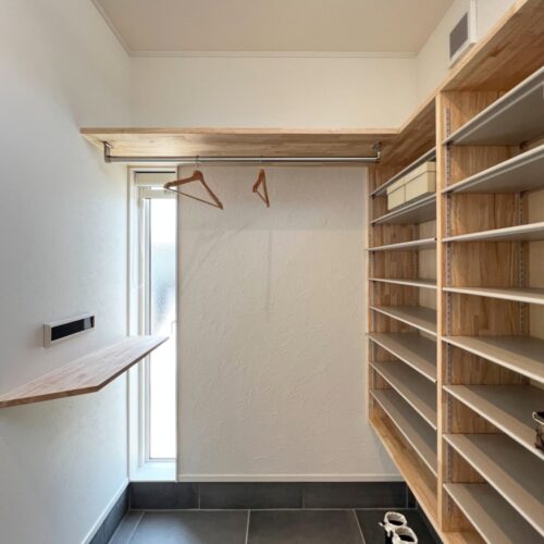2.5帖の広々シューズクローゼット！たくさんの靴が収納できます！  パイプハンガーと枕棚を付けたので、コートを掛けたり大きなカバンなどの荷物もこちらに置いておくことができます。  郵便受けのカウンターもこちらに設置しました。  縦長の辷出し窓を付けたので、明るいのがうれしい！