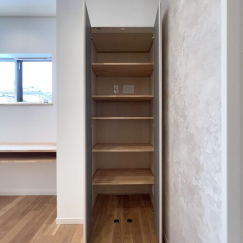 造作ワークスペースの横には扉付きの収納棚。  可動レール付きなので、小物から背の高いものまで楽々収納できます(*^^)v  扉付きなので生活感もシャットアウトできますね♪