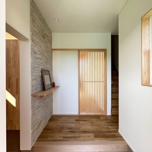 玄関に入ると、石貼りのウォールレッジと造作のリビング建具がお迎えしてくれます。  高級感があり、まるでお店に来たような気分にしてくれるこの空間。  造作棚に小物などを飾って、季節ごとに雰囲気を変えるのもまた良き(*^^*)