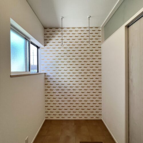 こちらはサンルーム。  洗濯機もこちらに設置できるので、すぐに干すことができるのがうれしいですよね(^^)  奥のクロスはよく見ると、キツネさんがたくさん！  1面のみ、アクセントとしてこちらのクロスを選ばれました。とってもかわいいんです～(*^^*)  家族だけが見ることができる部分、そういう場所にこそちょっとした遊び心を…☆  （アクセントクロス：サンゲツFE74353）