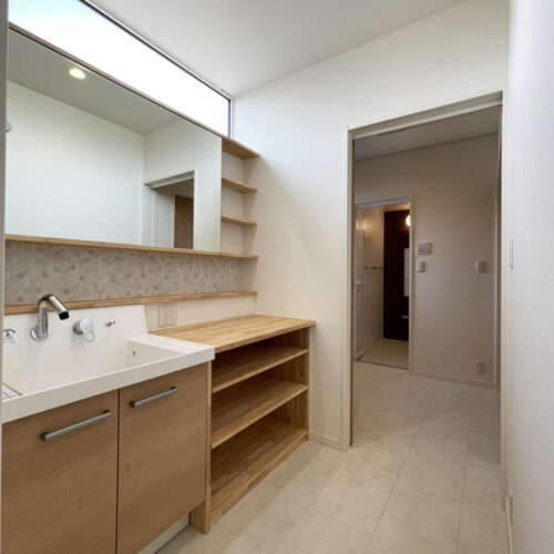 洗面の下台のみLIXILピアラを取付け、造作カウンターとシンプルなミラーを施工して広々とした洗面室が出来上がりました。  明るい光が差し込む高窓もうれしいポイント(*^^)v