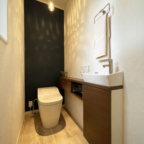 トイレは漆喰壁と、アクセントに黒板クロスを使用。  こちらのクロスは黒板というだけあって、実際にチョークで文字や絵を描くことができます♪  陰影が綺麗なペンダントライトもお洒落( *´艸｀)