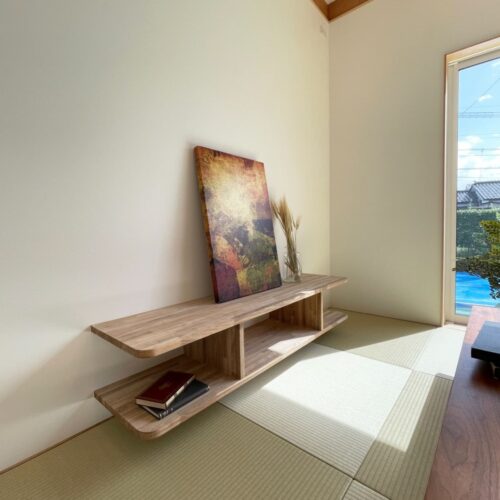 テレビボードは、岡崎工務店の社員大工さんお手製の造作です。  フロートタイプなので、掃除もしやすい優秀テレビボード(^^)  デザインもシンプルなのがうれしい！