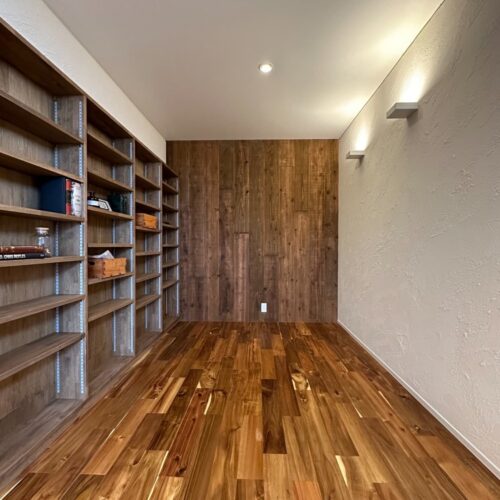 お施主様ご夫婦はダーツがご趣味！ということで、LDKの一角にダーツスペースを設けました♡  天井にはユニバーサルダウンライトを取り付け、ダーツボードにスポットが当たる仕様に☆彡  お家で思う存分、ダーツを楽しんでくださいね！