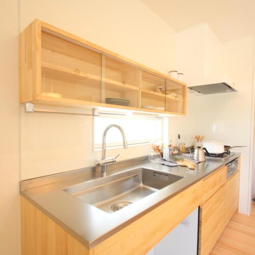 キッチンはウッドワンのスイージー！扉面材に無垢の木を使用しているのが特徴です。  上の収納棚も造作し、木の温もりあふれるキッチンスペースとなりました♪