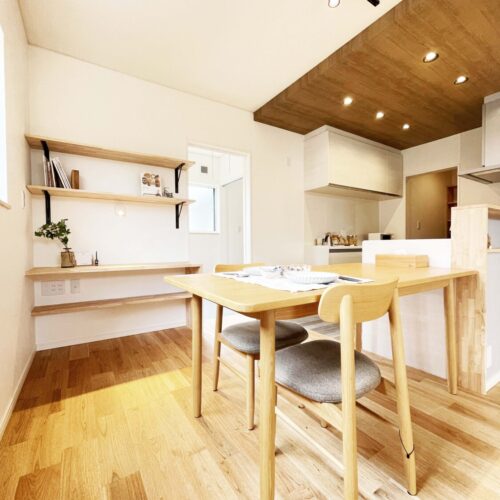 キッチンの天井には、アクセントクロス。あえて天井を下げ、空間を演出。