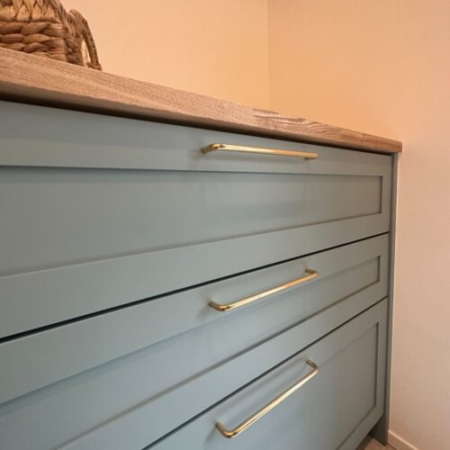 カップボードの取っ手はお施主様好みにチェンジ☆