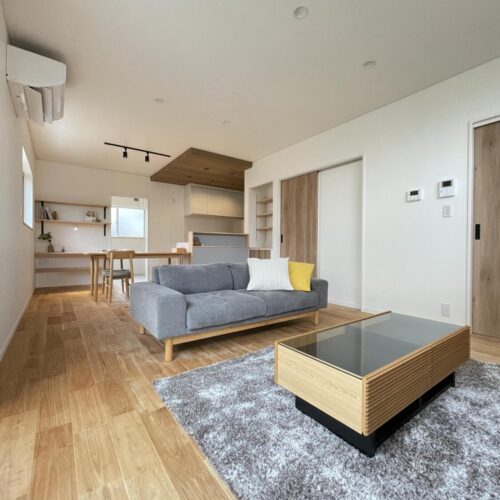 照明、金物、取手は黒。くるみの床板に合わせた建具やアクセントクロス。すてきなLDKが完成☆彡