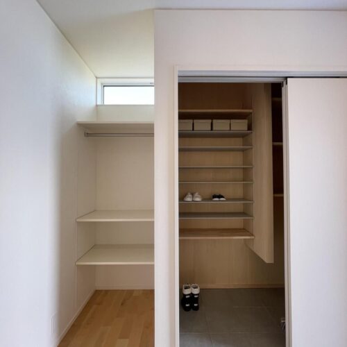 玄関には2帖ほどの引戸付きシューズクローク。家族用の靴を収納できるので、玄関は常にキレイな状態をキープできます。  玄関ホールにはパイプハンガーと造作棚を設けたので、お子様のランドセルや制服などの定位置としても活用できますね♪