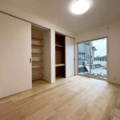 優しい印象を与えてくれるカバを床材に選んだ洋室。  収納もしっかり確保されたお部屋です。