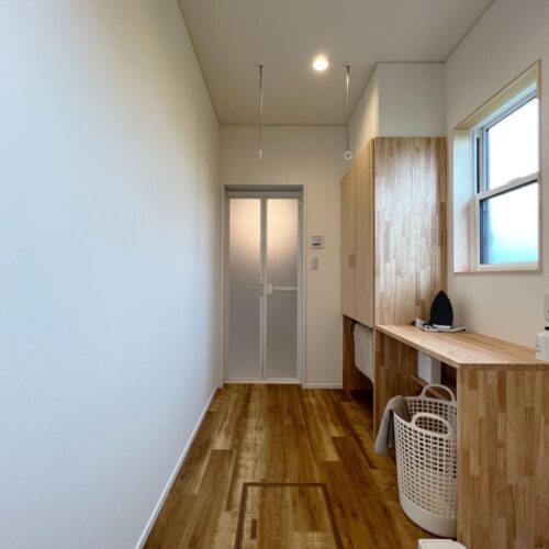 洗面スペースの隣には脱衣室兼ランドリールーム。  天井にはホスクリーンを取り付けたので、洗った衣類をその場で干すことができます。  洗濯後、移動せずにその場で干せるって本当に楽！     床：フロアタイル WD-895