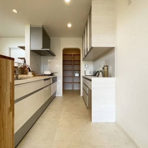 キッチンはLIXILのシエラを選ばれました。  背面にはセパレートタイプのカップボード♪収納の他に作業台としても活用できます(*^^)v