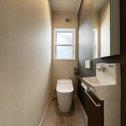 階トイレ。一面だけお色を変えてアクセントをつけたクロスがお洒落♪  トイレ：Panasonic　アラウーノS160  アクセントクロス：サンゲツ  RE51087