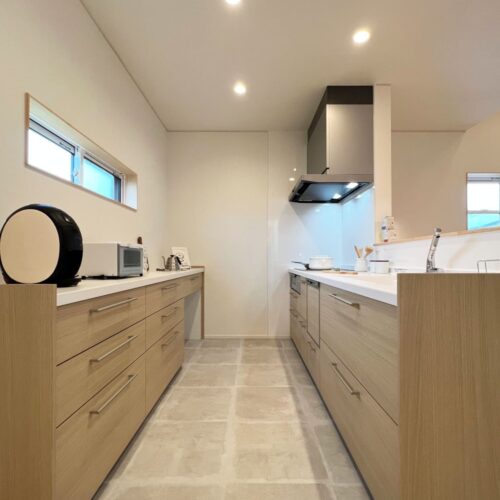 キッチンとカップボードははTOTOのミッテ。  カップボードはキッチンと同じく2550mmなので広々使えるのが羨ましいです( *´艸｀)  収納もたっぷりで言うことなし☆     キッチン・カップボード：TOTOミッテ  扉：モナライトウッド  フロアタイル：IS-887